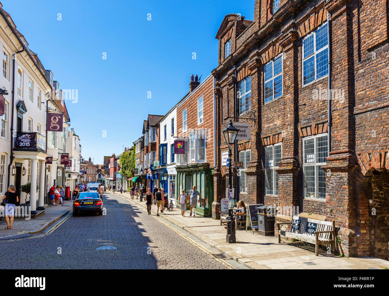 Tiendas en la calle en la ciudad vieja, centeno, East Sussex, Inglaterra, Reino Unido. Foto de stock