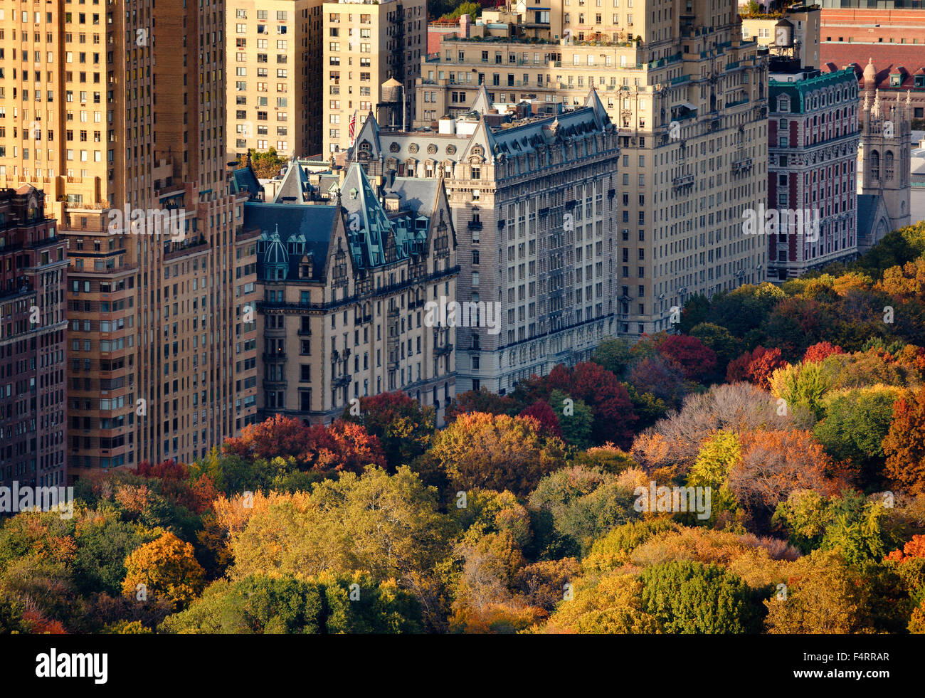 Vista aérea de los edificios del Lado Oeste Superior y Central Park en otoño, Manhattan, Ciudad de Nueva York Foto de stock