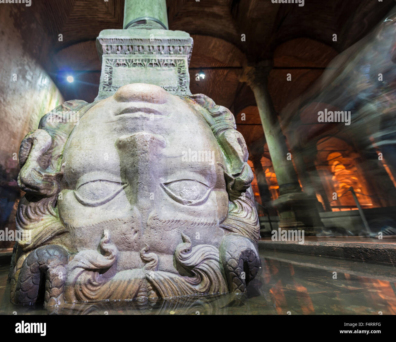 Levantado la cabeza de Medusa como una columna base, Yerebatan Cistern