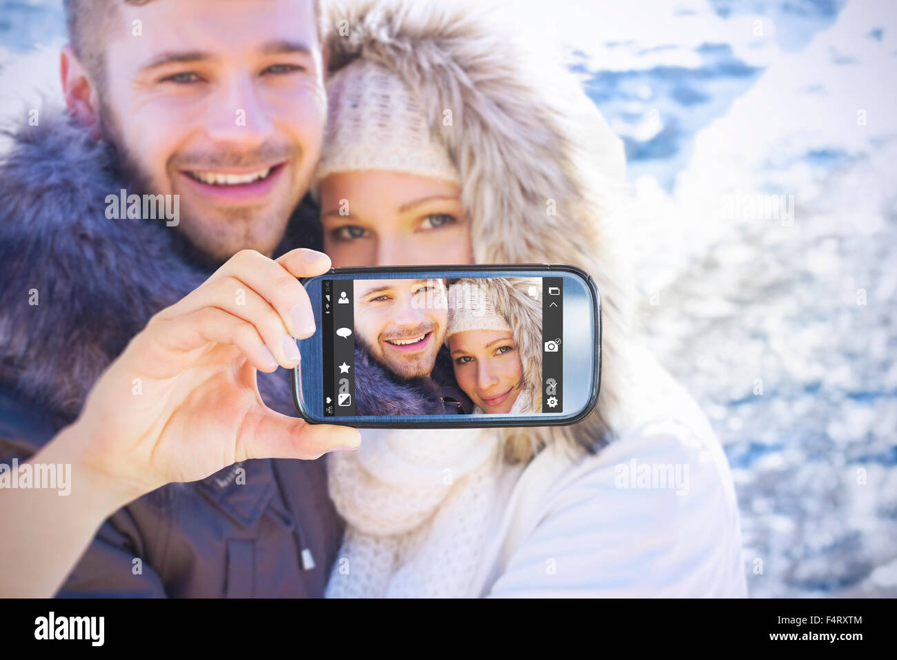 Imagen compuesta de mano sujetando el smartphone mostrar Foto de stock