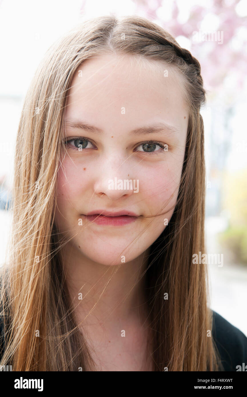 Suecia Vastra Gotaland, Gotemburgo, Vasastaden pensativo, Retrato de una adolescente (14-15) Foto de stock