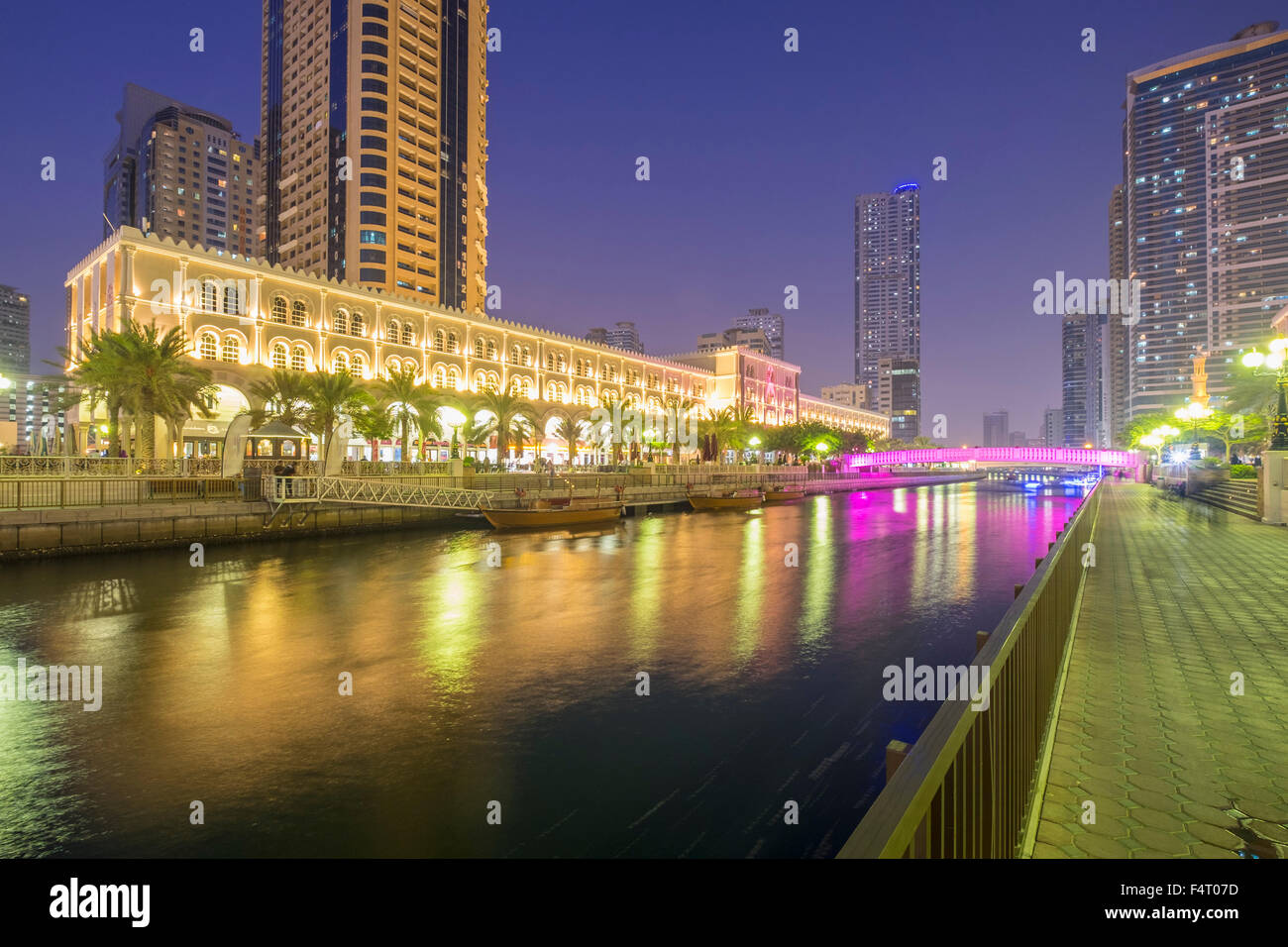 Noche lecturade Al Qasba Entertainment District en Sharjah, Emiratos Árabes Unidos Foto de stock