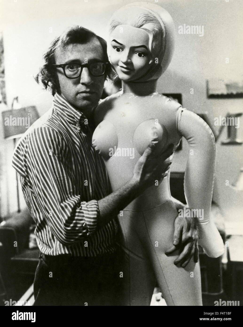El director y actor estadounidense Woody Allen con una muñeca de goma, EE.UU. Foto de stock