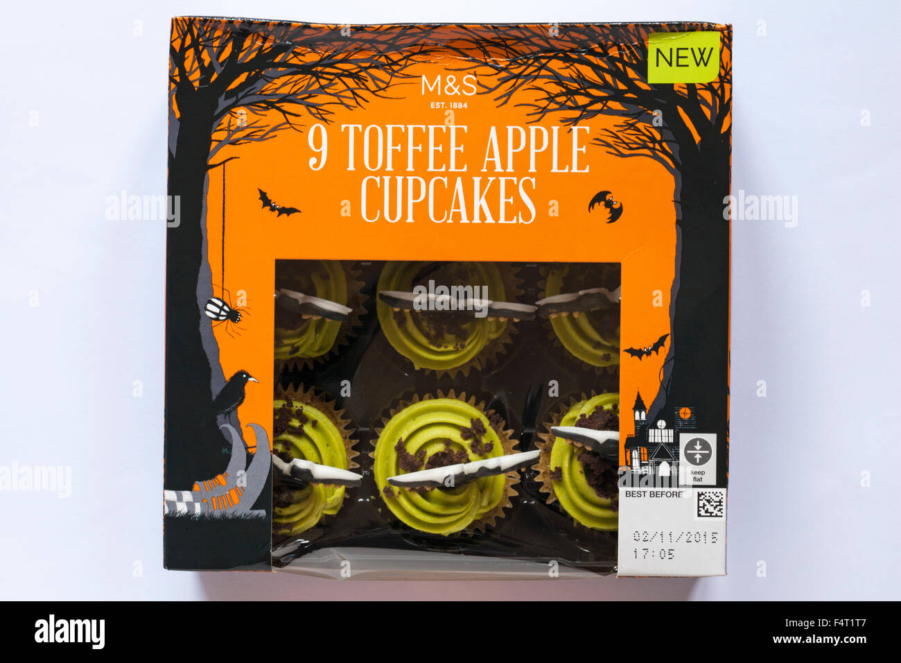 Caja de M&S 9 manzanas de caramelo pastelitos para Halloween aislado sobre fondo blanco. Foto de stock