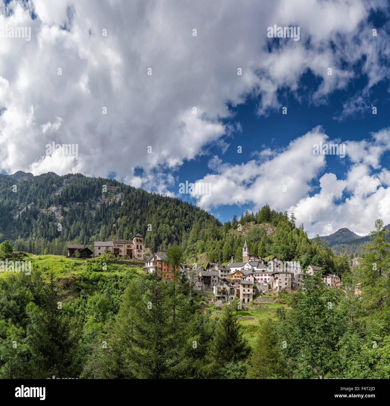 Suiza, Europa Lavizzara, Tesino, aldea de montaña, valle de Maggia, ciudad, pueblo, bosque, madera, árboles, montañas, verano Foto de stock
