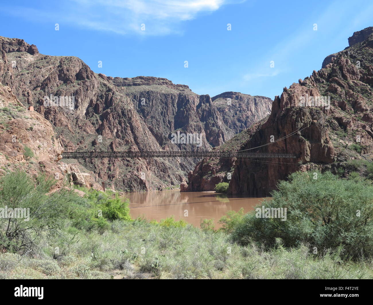 Puente peatonal sobre el Río Colorado en el fondo del Gran Cañón