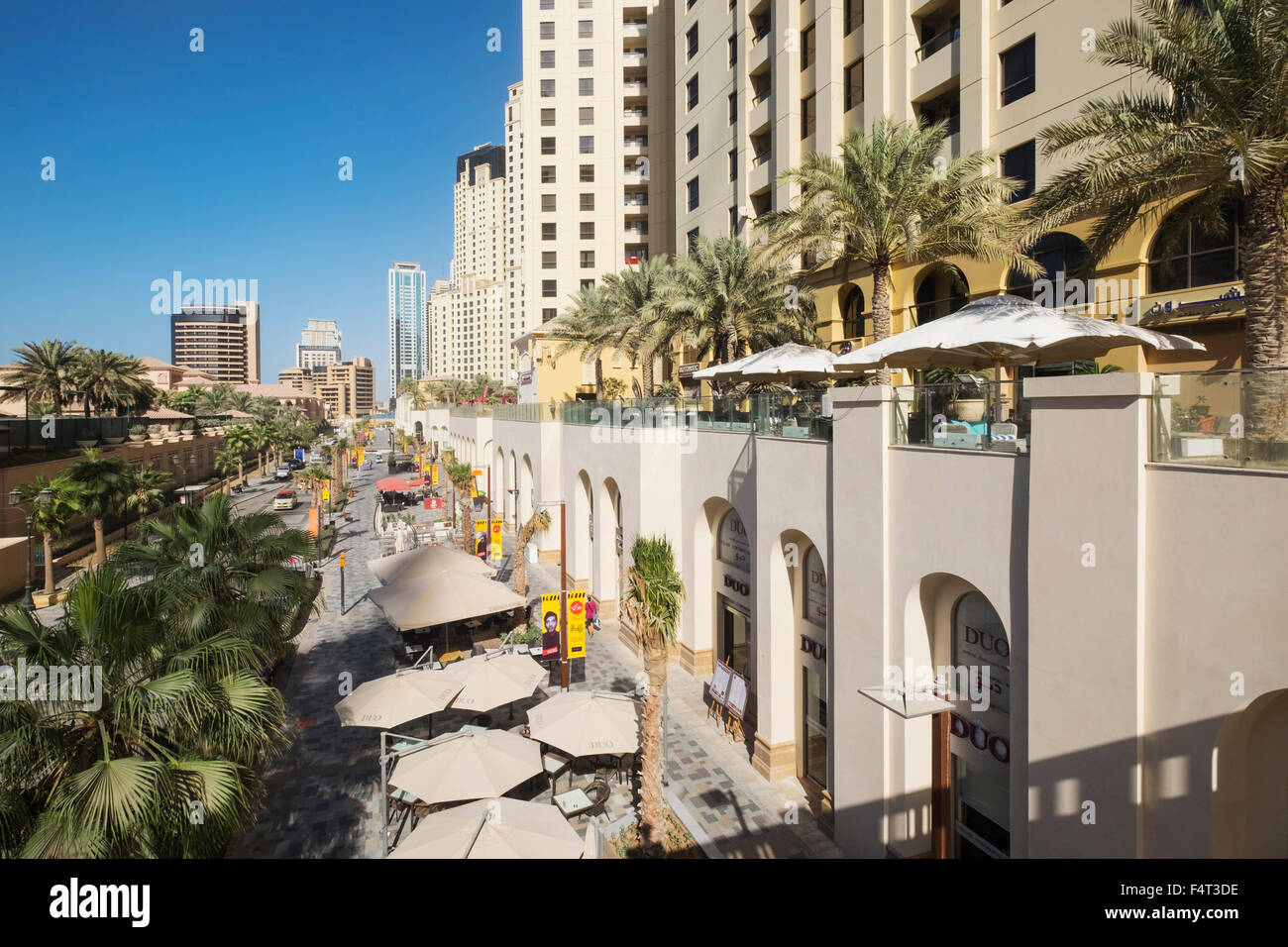 Vista a lo largo del paseo de compras y comer en la calle de la playa de Jumeirah Residences (JBR) en la zona del puerto deportivo de Dubai United Arab Emirat Foto de stock