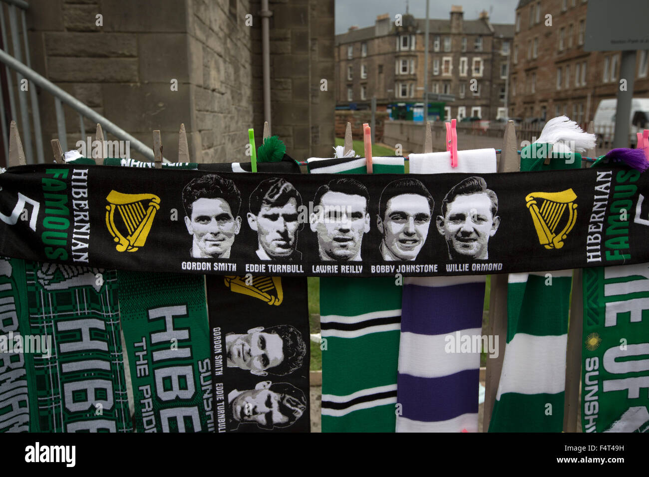 Una pantalla de bufandas, uno con los héroes de 1950 conocido como el  famoso cinco a la venta la próxima a la Pascua Road Stadium antes del  partido del campeonato escocés entre