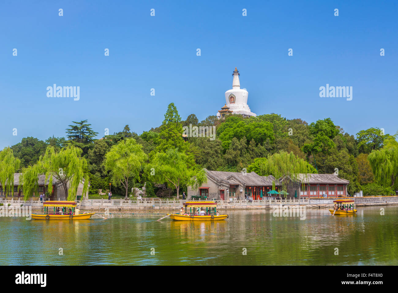 China, Beijing, Pekín, de la ciudad de Beihai, Lago, Parque Beihai, Dagoba blanca Foto de stock