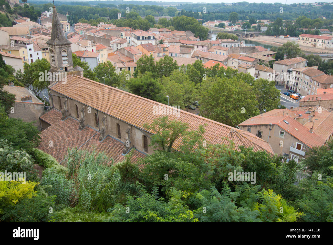 Francia, Europa, Béziers, Languedoc-Roussillon, Herault, iglesia, techos, árboles Foto de stock