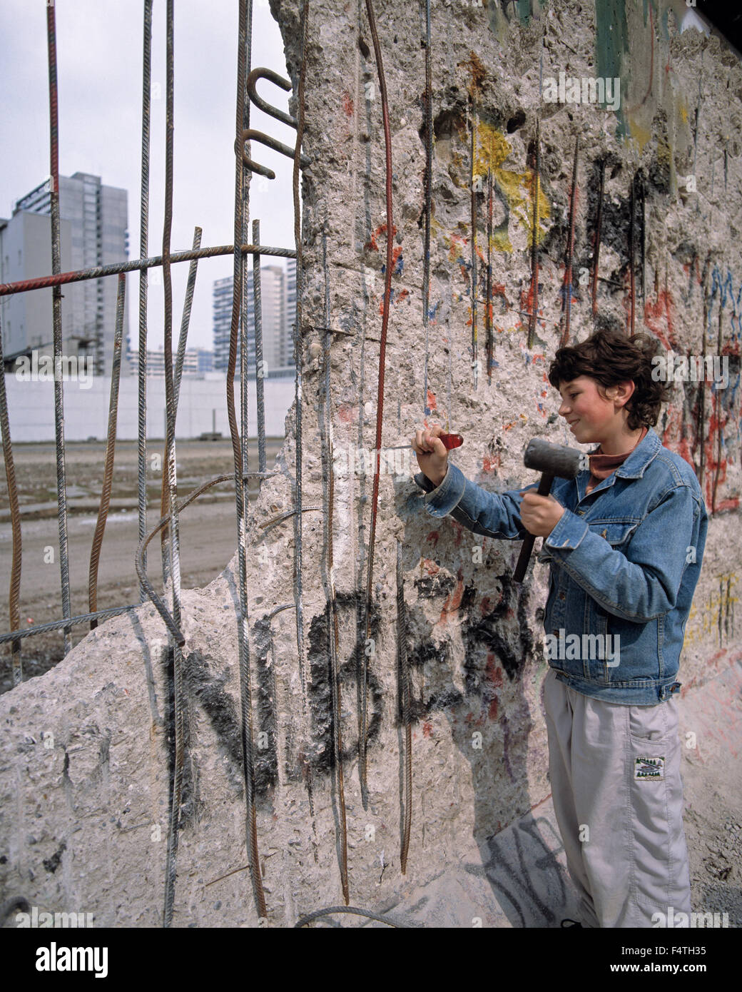 Alemania, Europa Berlín, pájaro carpintero, mujer, esposa, la piedra, el Souvenier, apertura del Muro de Berlín, Berlin-oeste, Berlín Oriental, la caída de la Foto de stock