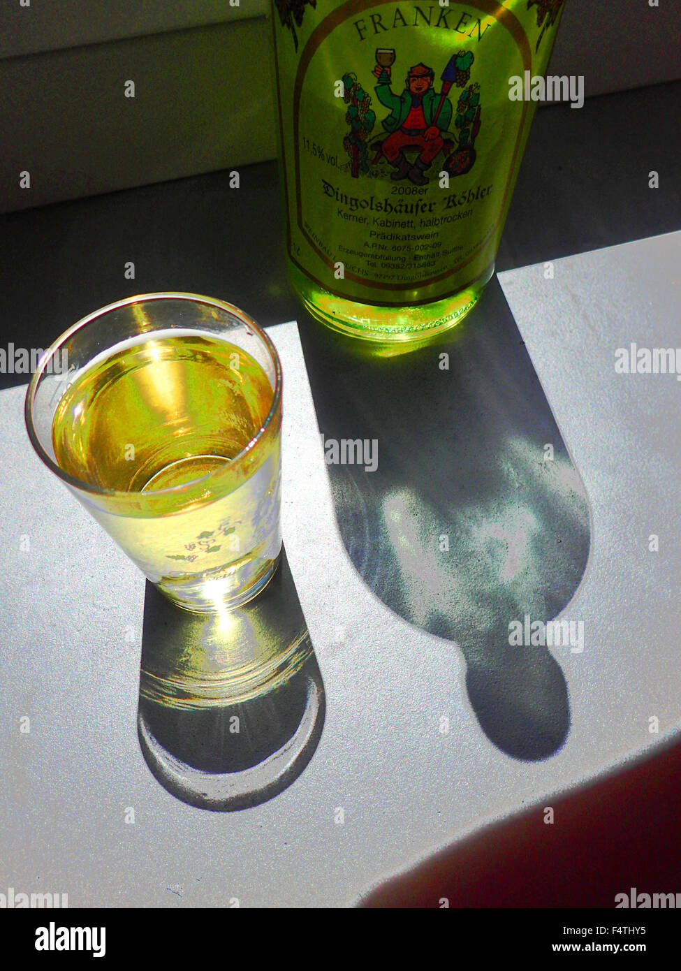 Wineglass, botella, vino, alcohol, beber, sombras, Foto de stock
