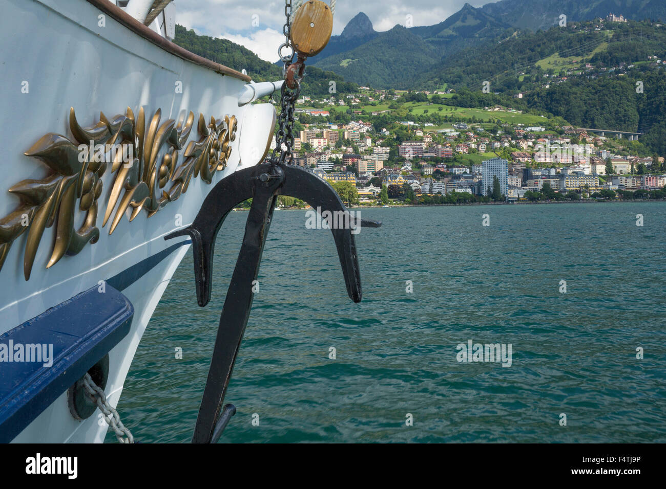 La lancha en el lago de Ginebra, cerca de Montreux VD Foto de stock