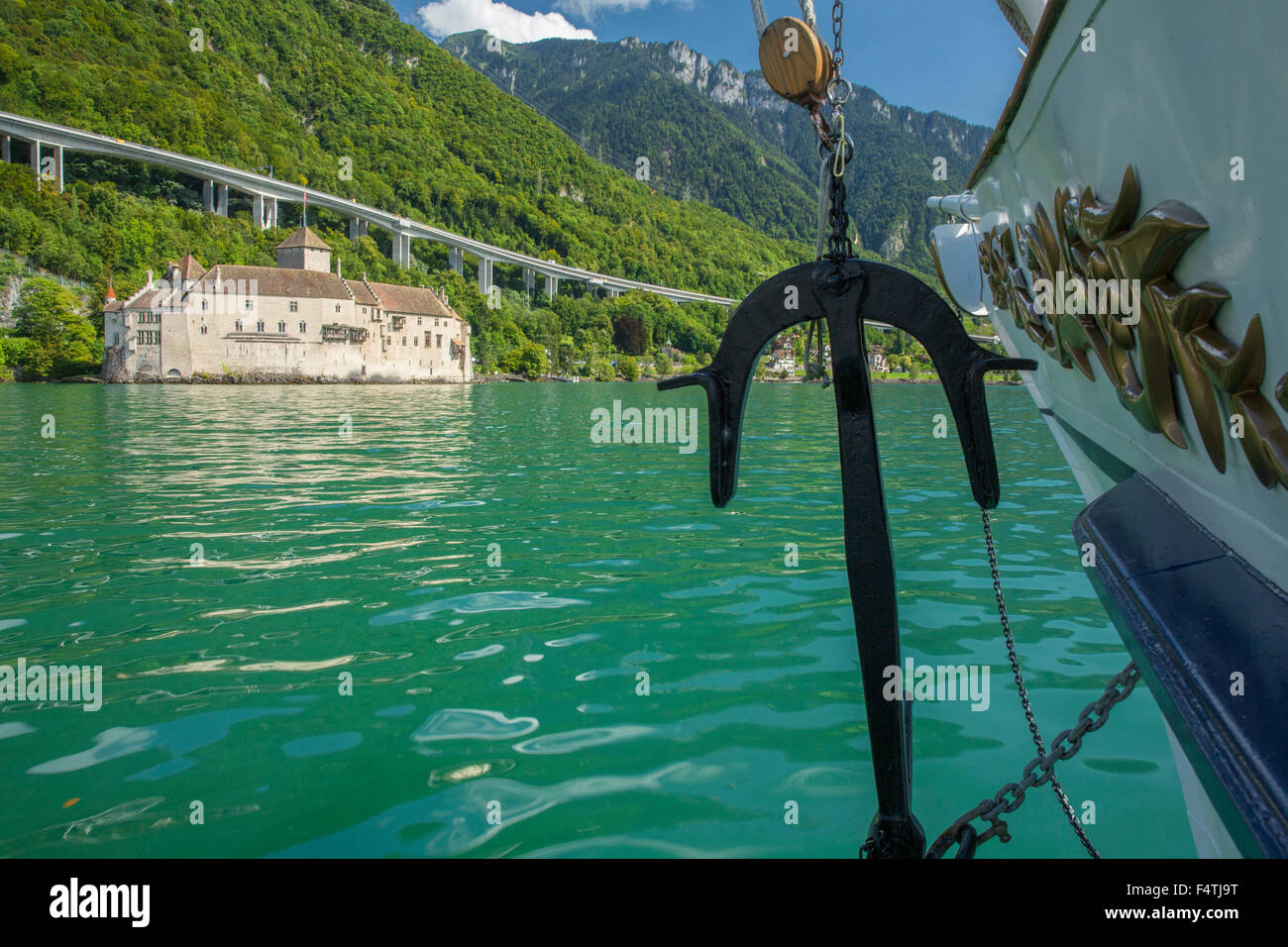 La lancha en el lago de Ginebra VD cerca de Castillo de Chillon, Foto de stock