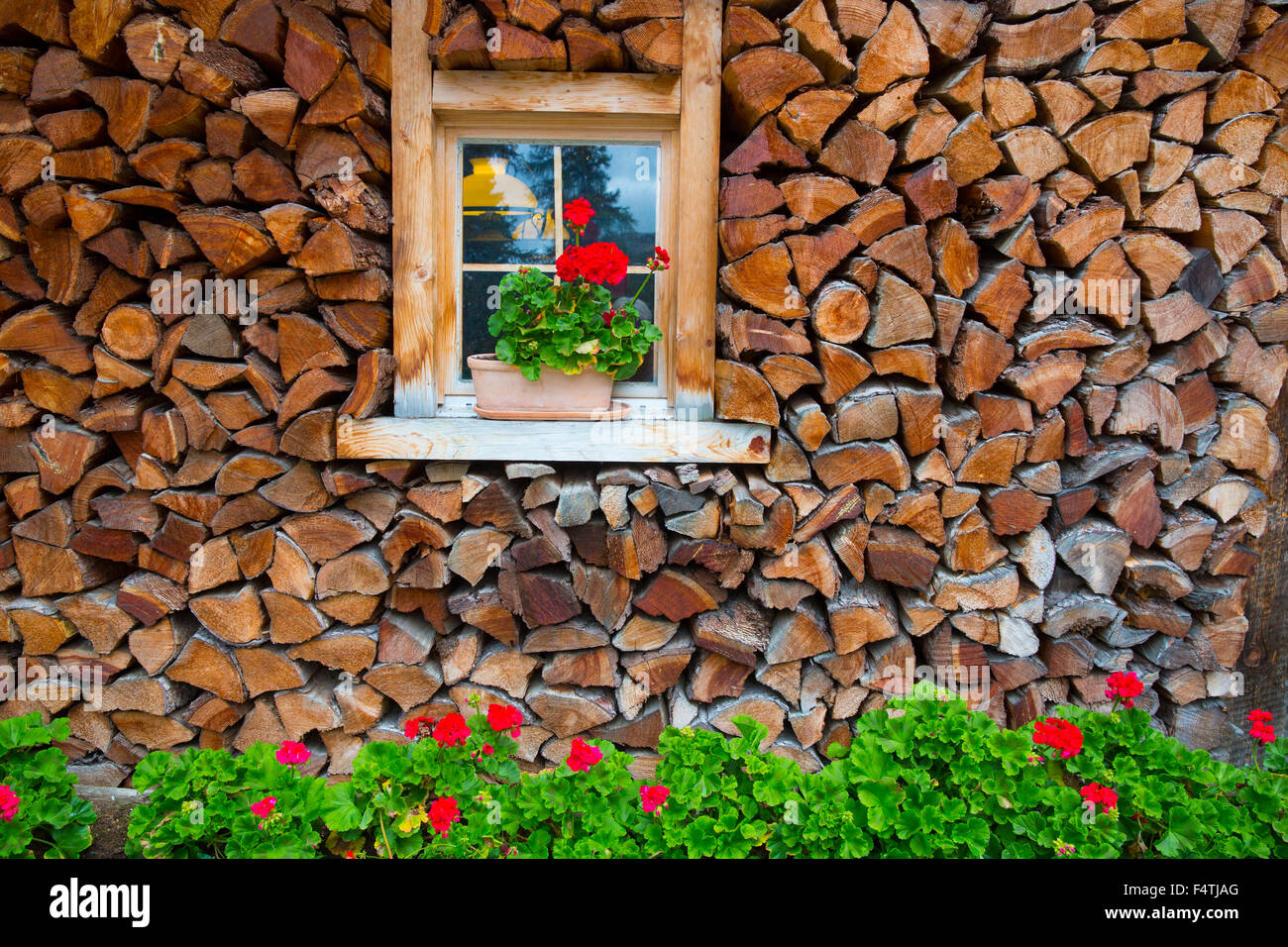 Ventana con decoración floral en Engadin, Foto de stock
