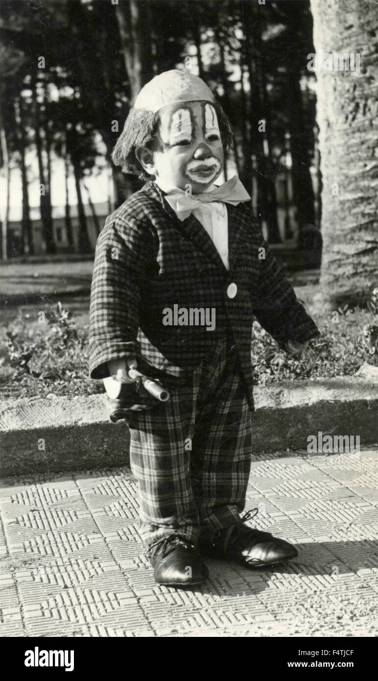 Niño disfrazado como payaso Foto de stock