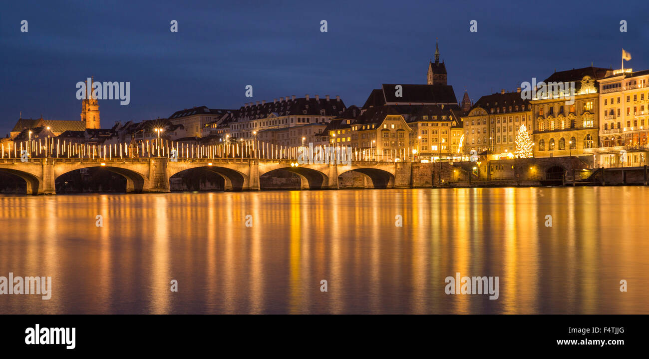 Puente con Rin en Basilea, iluminación de Navidad Foto de stock