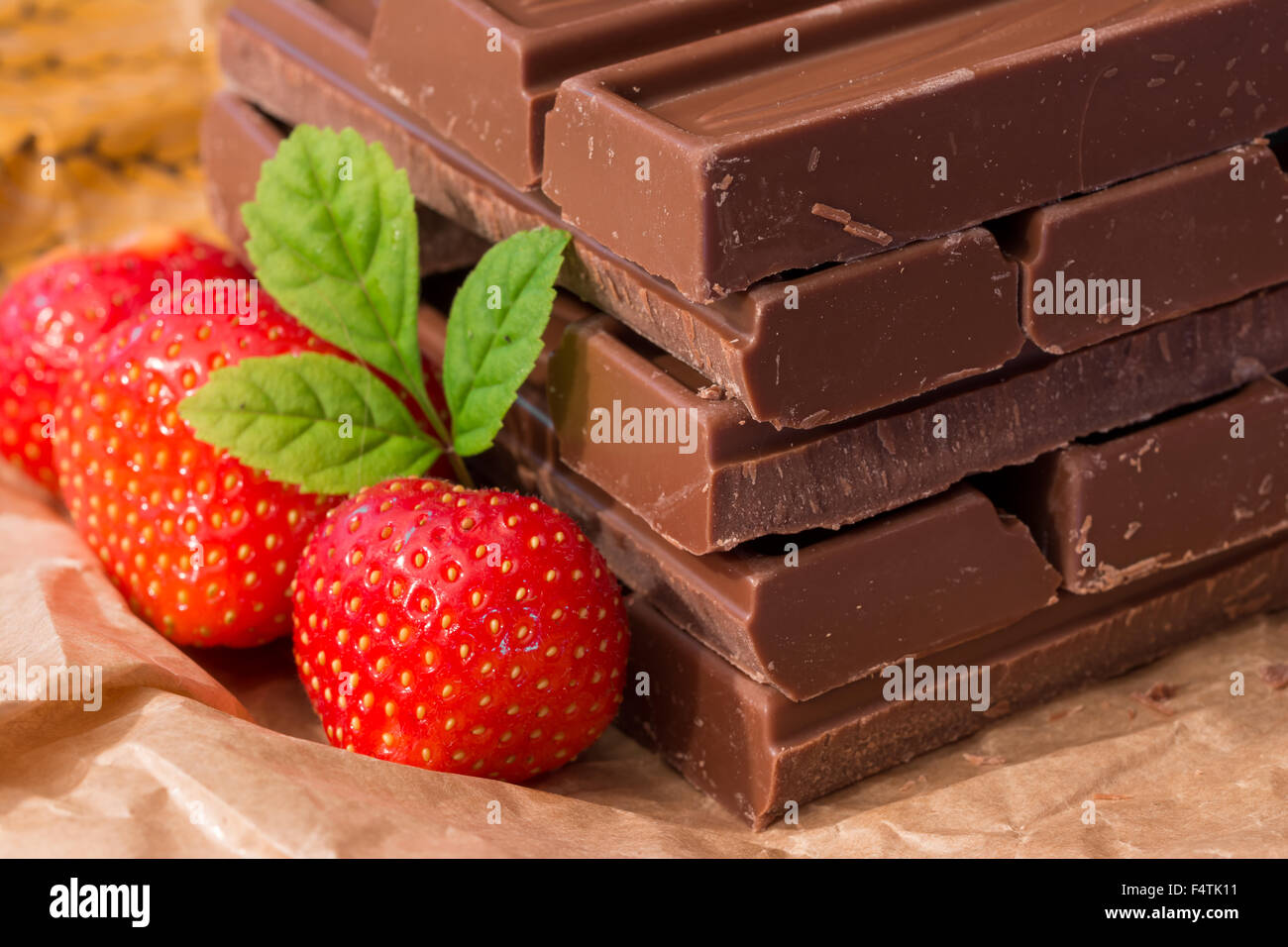 Apilado de chocolate con fresas y menta Foto de stock