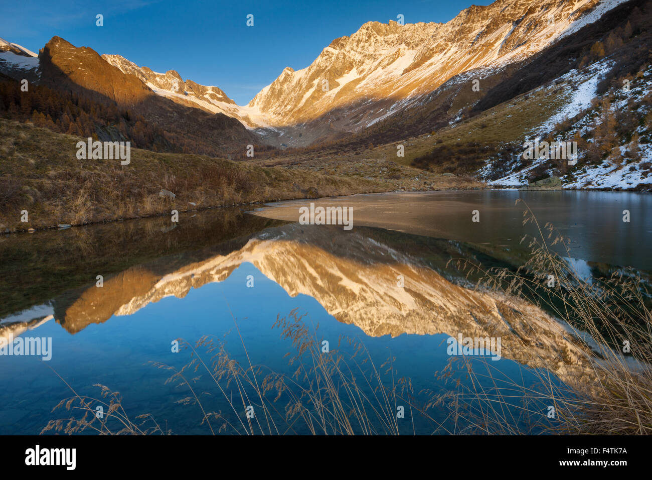 Lago básicos, Suiza, cantón Valais Lötschental, lago de montaña, el lago, la reflexión, el otoño Foto de stock