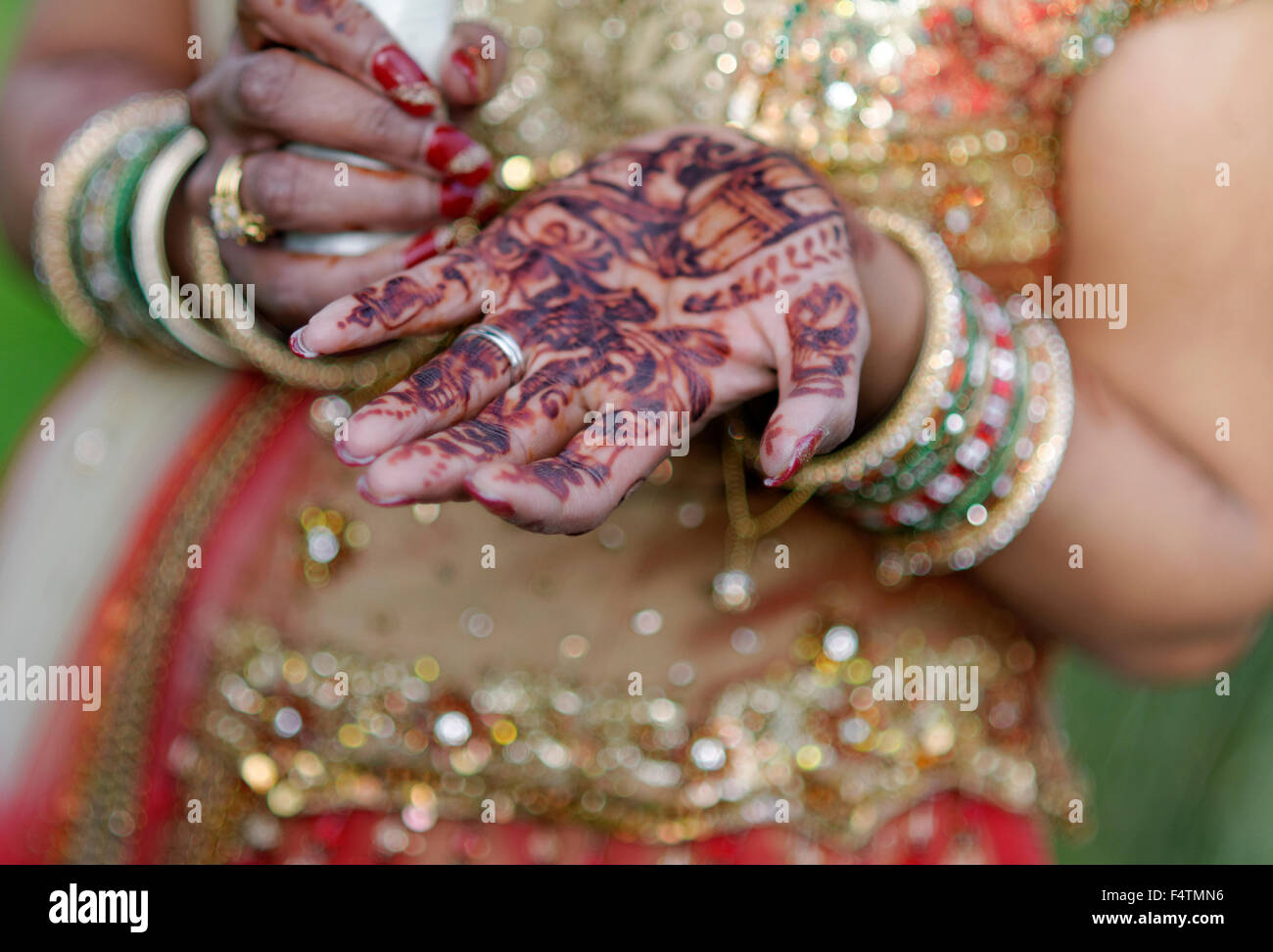 Novia indio con la henna en sus manos Foto de stock