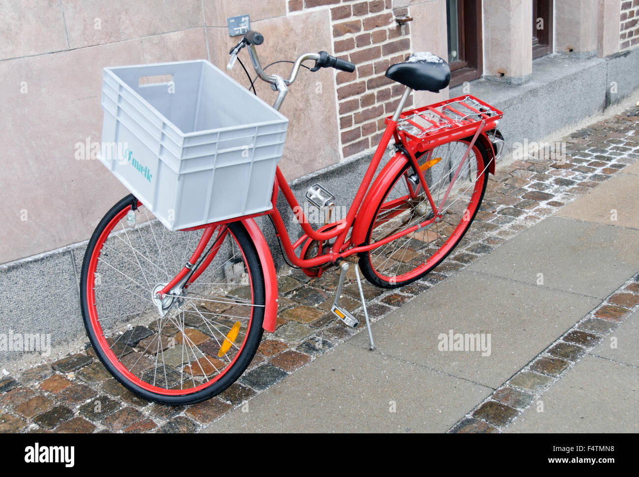 Bicicleta rojo aparcado en la calle Foto de stock