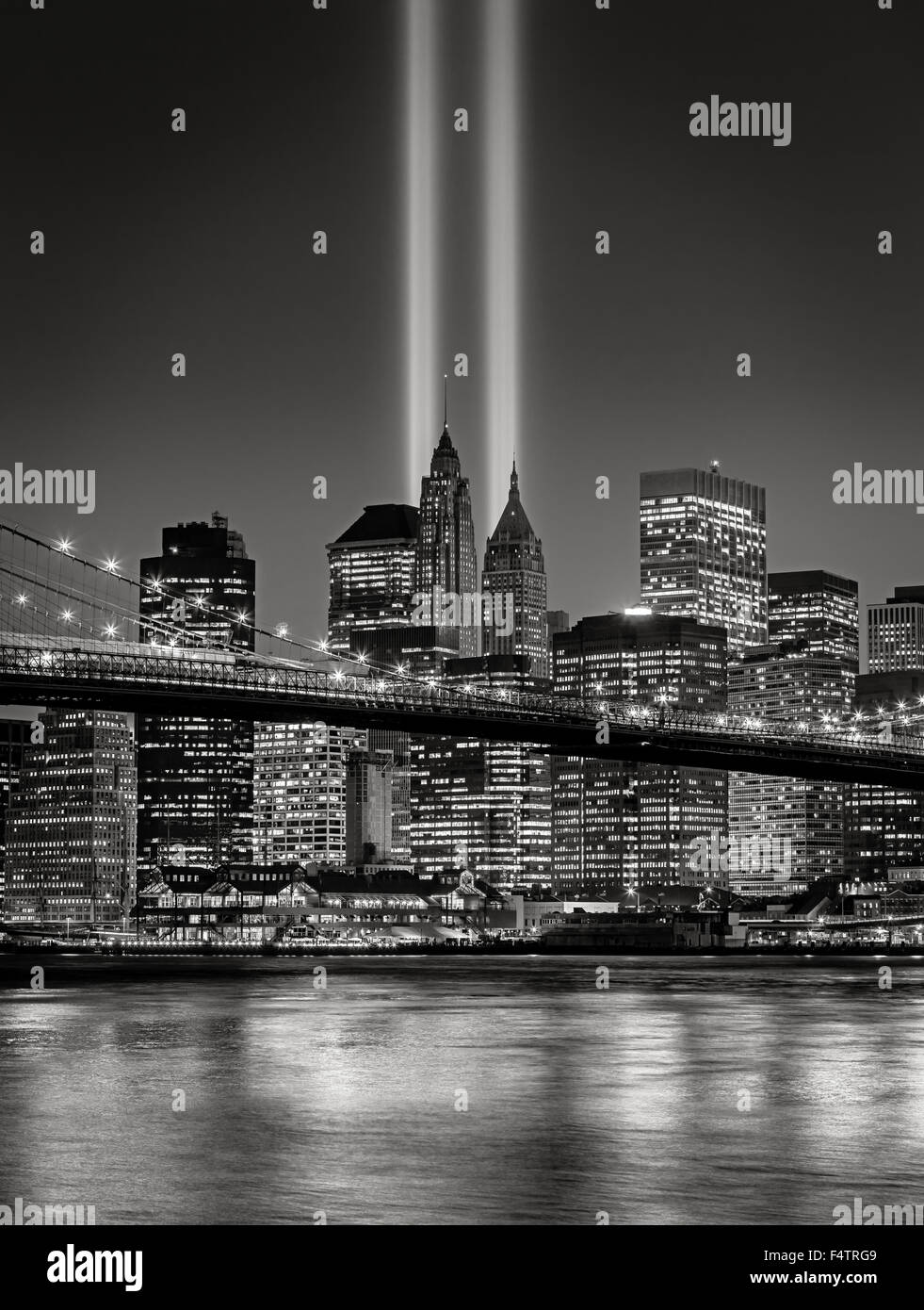 El homenaje a la luz, en el Bajo Manhattan con iluminada rascacielos del distrito financiero, la ciudad de Nueva York Foto de stock
