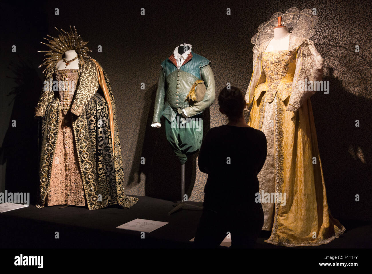 Londres, Reino Unido. 22/10/2015. Trajes de Judi Dench, Joseph Fiennes y  Gwyneth Paltrow diseñado por Sandy Powell por la película Shakespeare in  Love. Los trajes de la exposición vestidos de ángeles, de