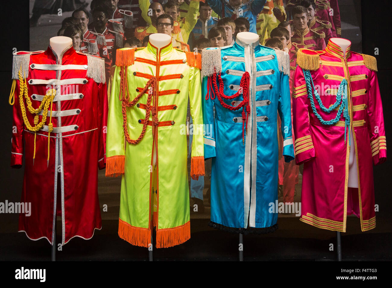 Londres, Reino Unido. 22/10/2015. En 1967 Ángeles creó el vestuario para la  portada del álbum de Los Beatles Sgt Pepper's Lonely Hearts Club Band, los  trajes mostrados aquí son de los Juegos