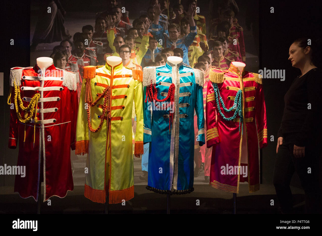 Londres, Reino Unido. 22/10/2015. En 1967 Ángeles creó el vestuario para la portada del álbum de Los Beatles Sgt Lonely Hearts Band, trajes mostrados aquí son de los Juegos
