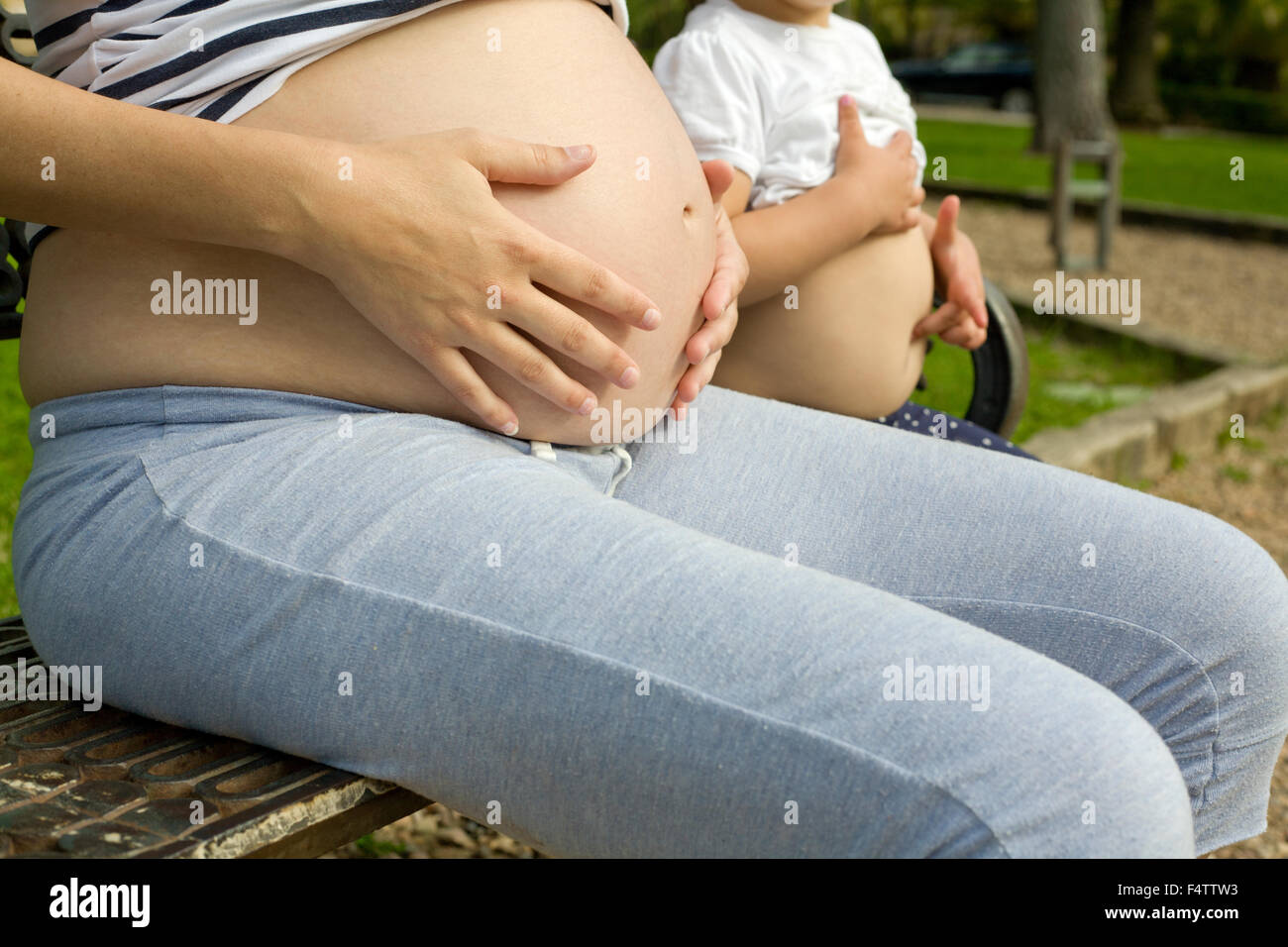 Niño Niña jugando con su madre la barriga. Ellos están mostrando su vientre Foto de stock