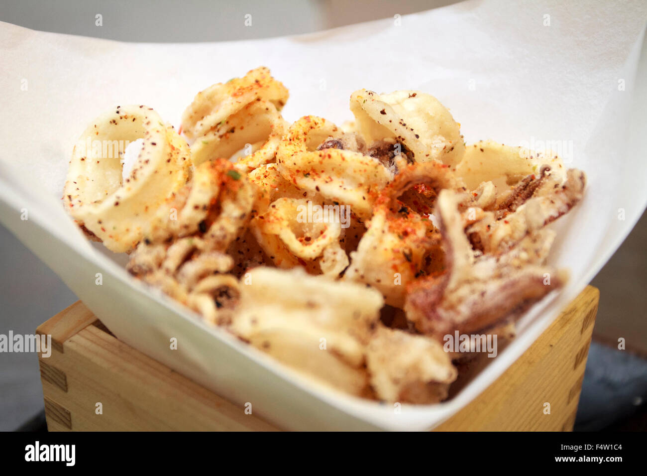 Close-up de un tazón de calamares fritos Foto de stock