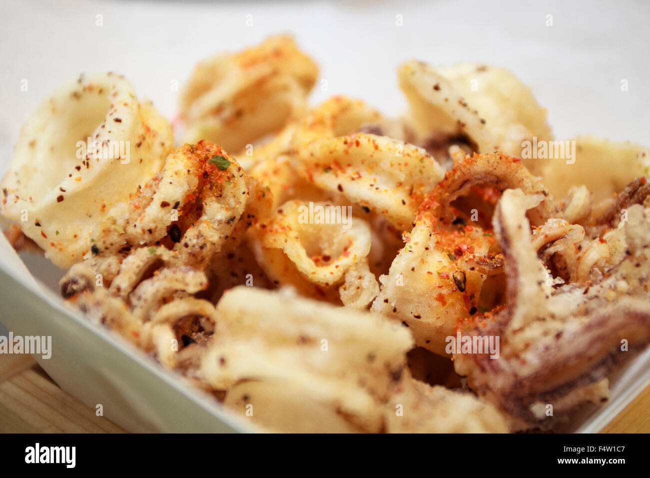 Close-up de un tazón de calamares fritos Foto de stock