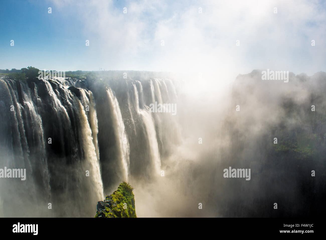 VICTORIA Falls, Zimbabwe, Africa - Las Cataratas Victoria (Mosi-oa-Tunya) , mundos más grande cascada , sobre el río Zambezi Foto de stock