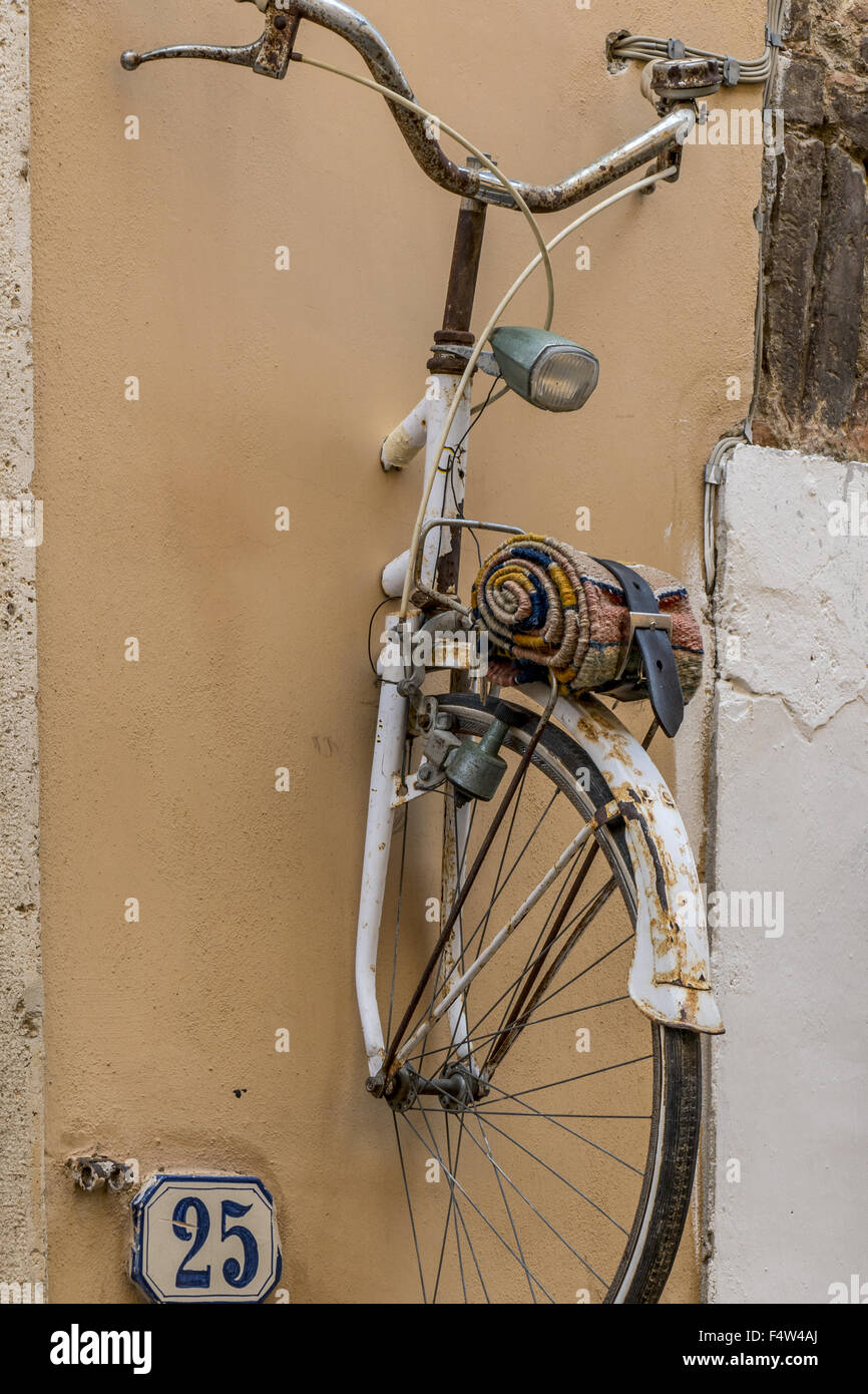 Vieja Bicicleta Colgando Como Decoracion De Una Pared En El Casco