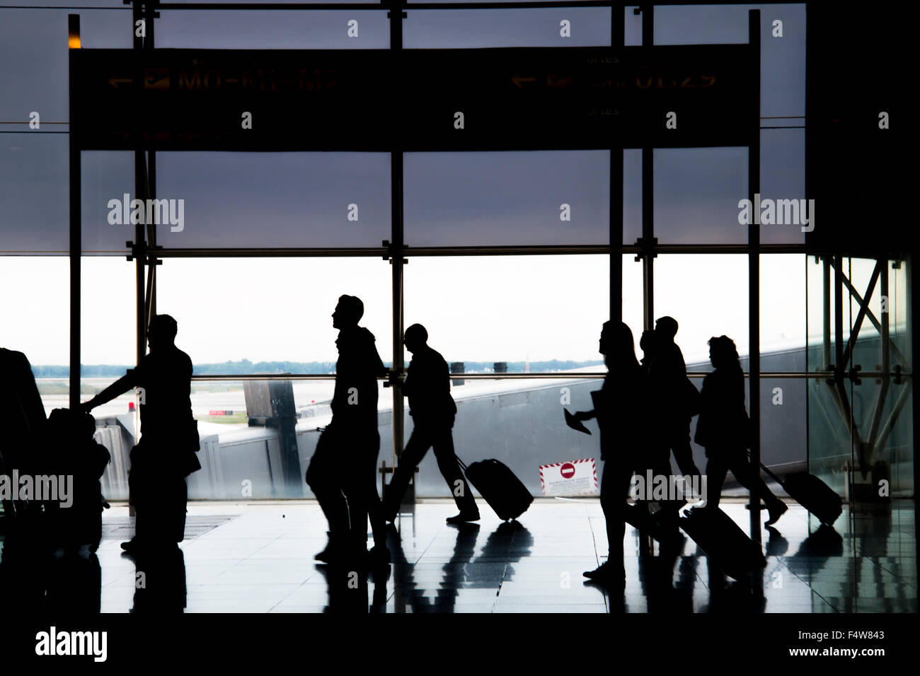 Personas en el aeropuerto de Barcelona Foto de stock