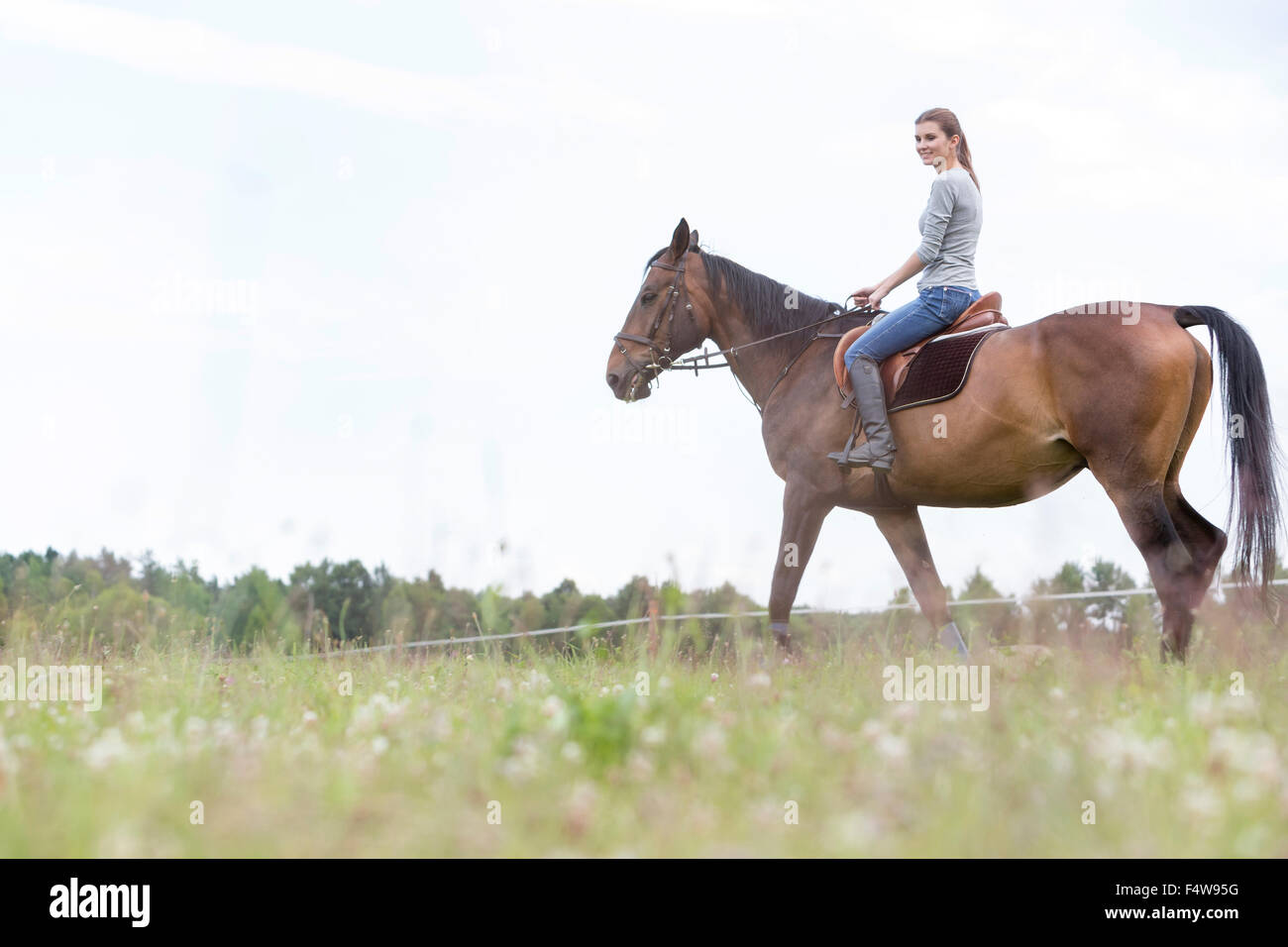 Mujer cabalgatas en ámbito rural Foto de stock