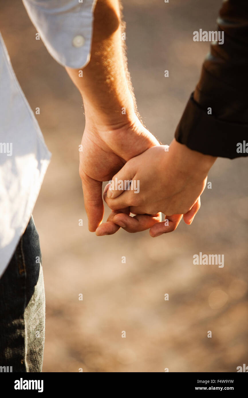 Couple holding hands fotografías e imágenes de alta resolución Foto foto