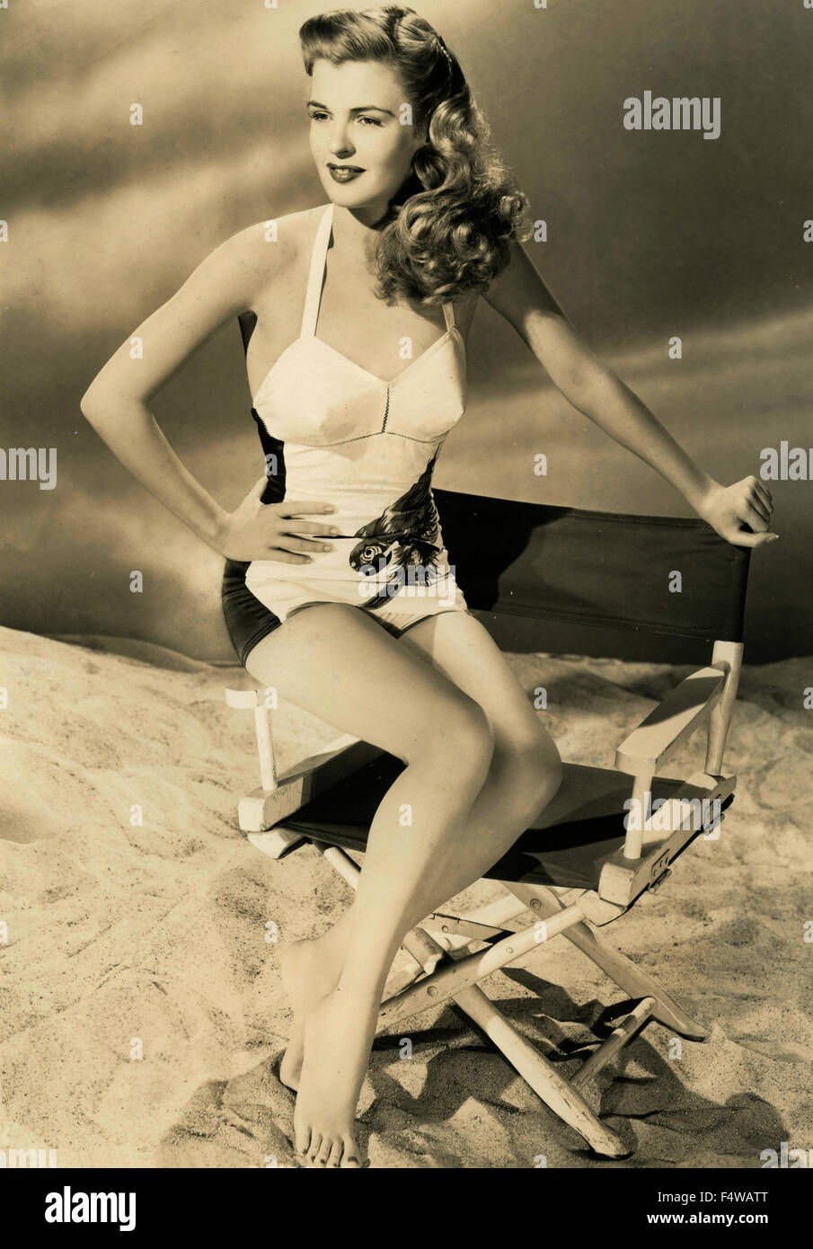 La actriz norteamericana Barbara Bates vistiendo un traje de baño  Fotografía de stock - Alamy