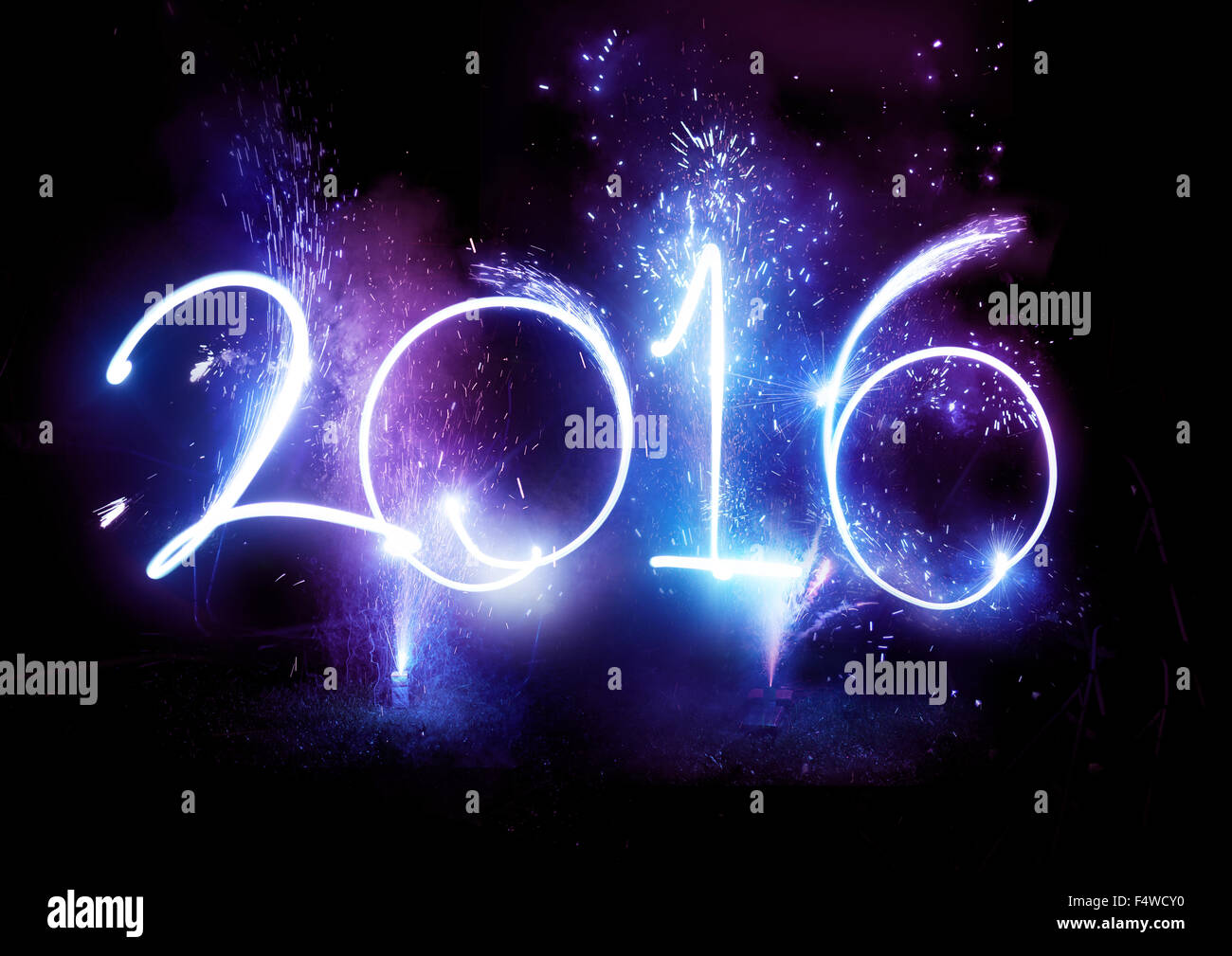 Parte de Fuegos Artificiales 2016 - Feliz Año Nuevo celebraciones pantalla!2016 Escrito en senderos de luces y fuegos artificiales. Foto de stock