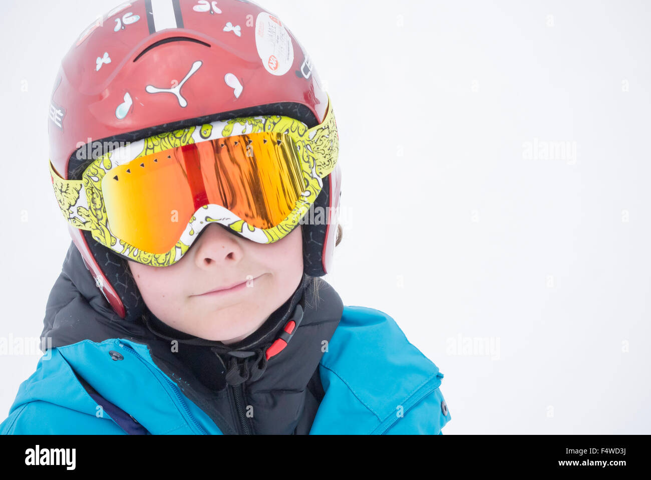 Retrato de niño (10-11) con casco y gafas de esquí Foto de stock