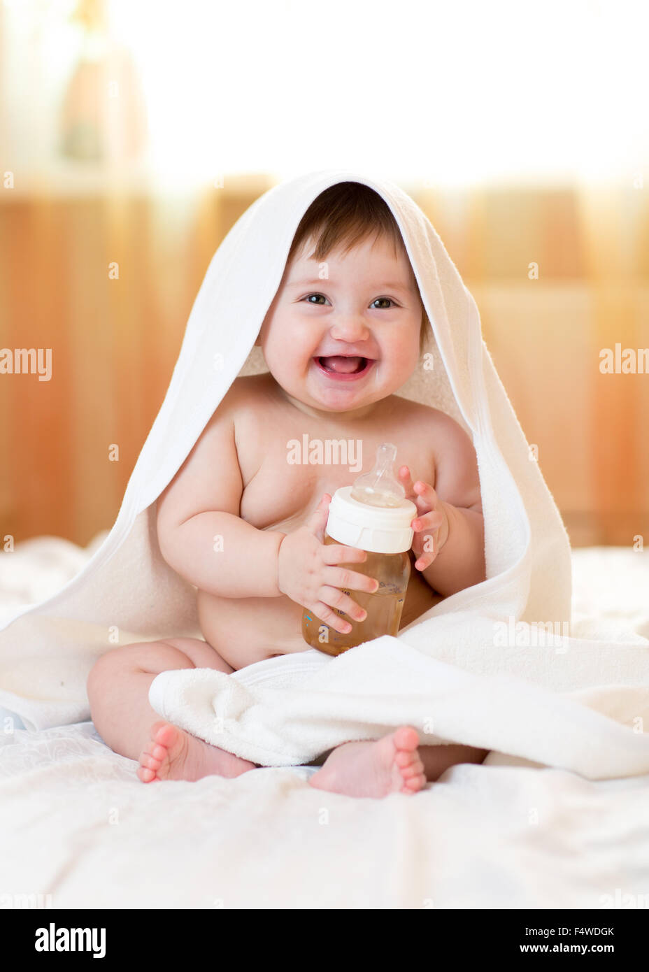 Adorable bebé niño beber agua de botella Fotografía de stock - Alamy