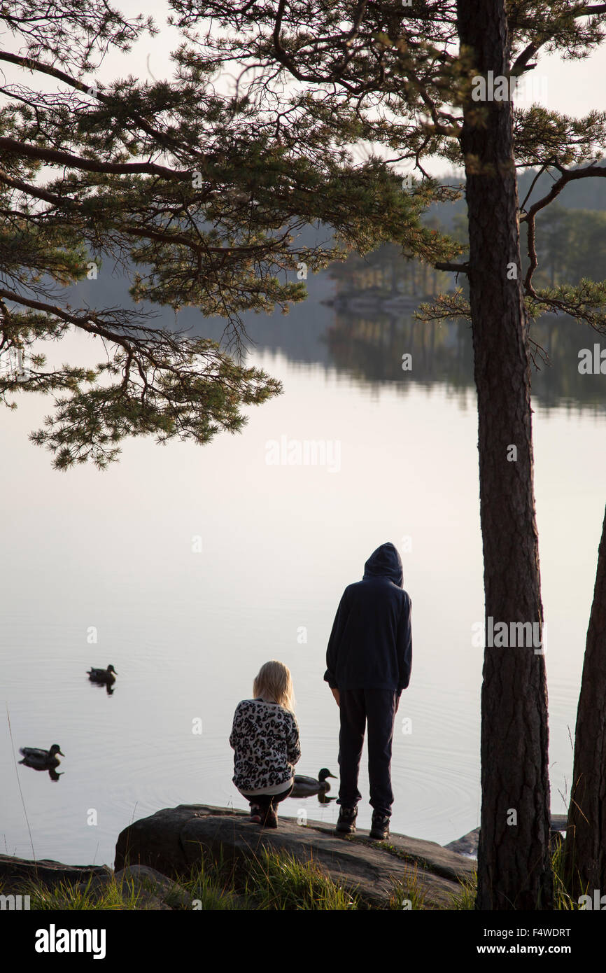 Suecia, Vastergotland, Harskogen, Stora Harsjon, Chico y chica (12-13) (10-11) por el lago Foto de stock