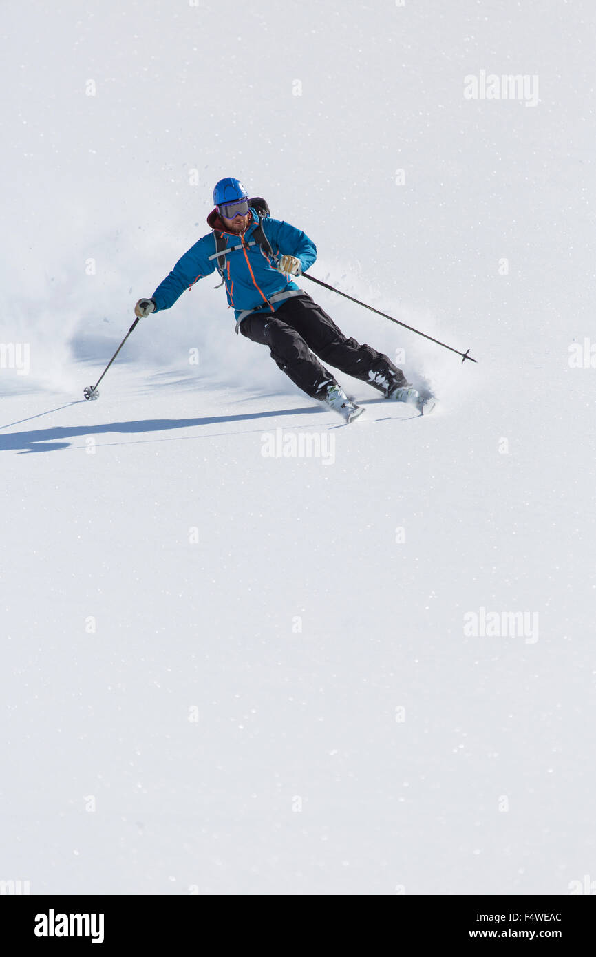 Hombre de esquí de montaña Foto de stock
