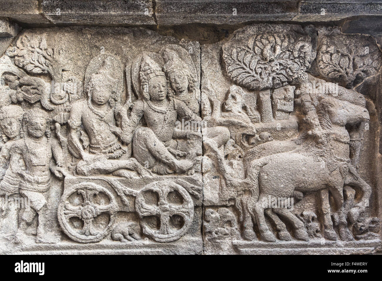 Bajorrelieve mostrando la mitología hindú de Prambanan, templo en Yogjakarta, Java, Indonesia Foto de stock