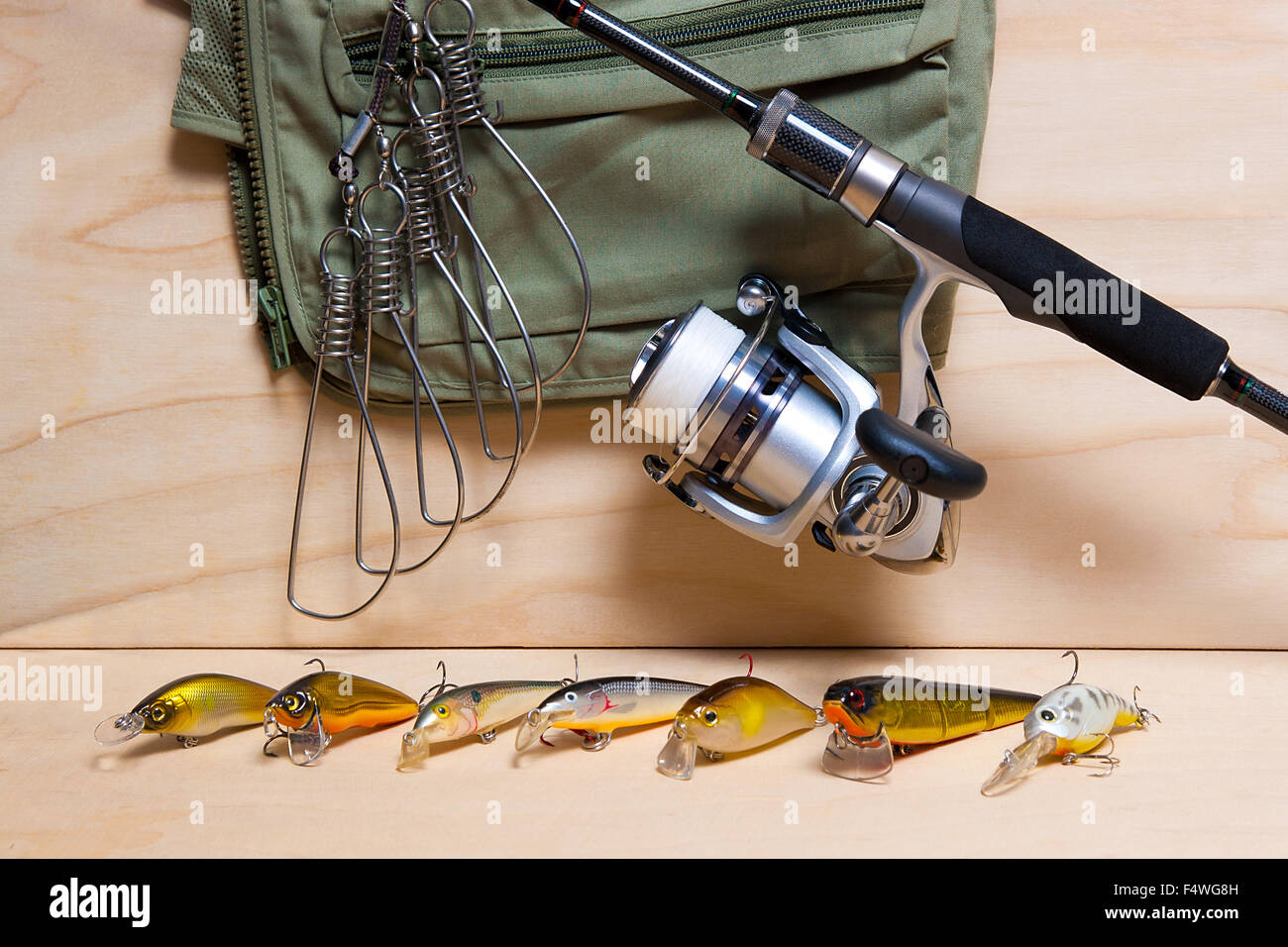 aparejos de pesca - barra giratoria con caja de señuelos y equipo de pesca  sobre mesa de madera Fotografía de stock - Alamy