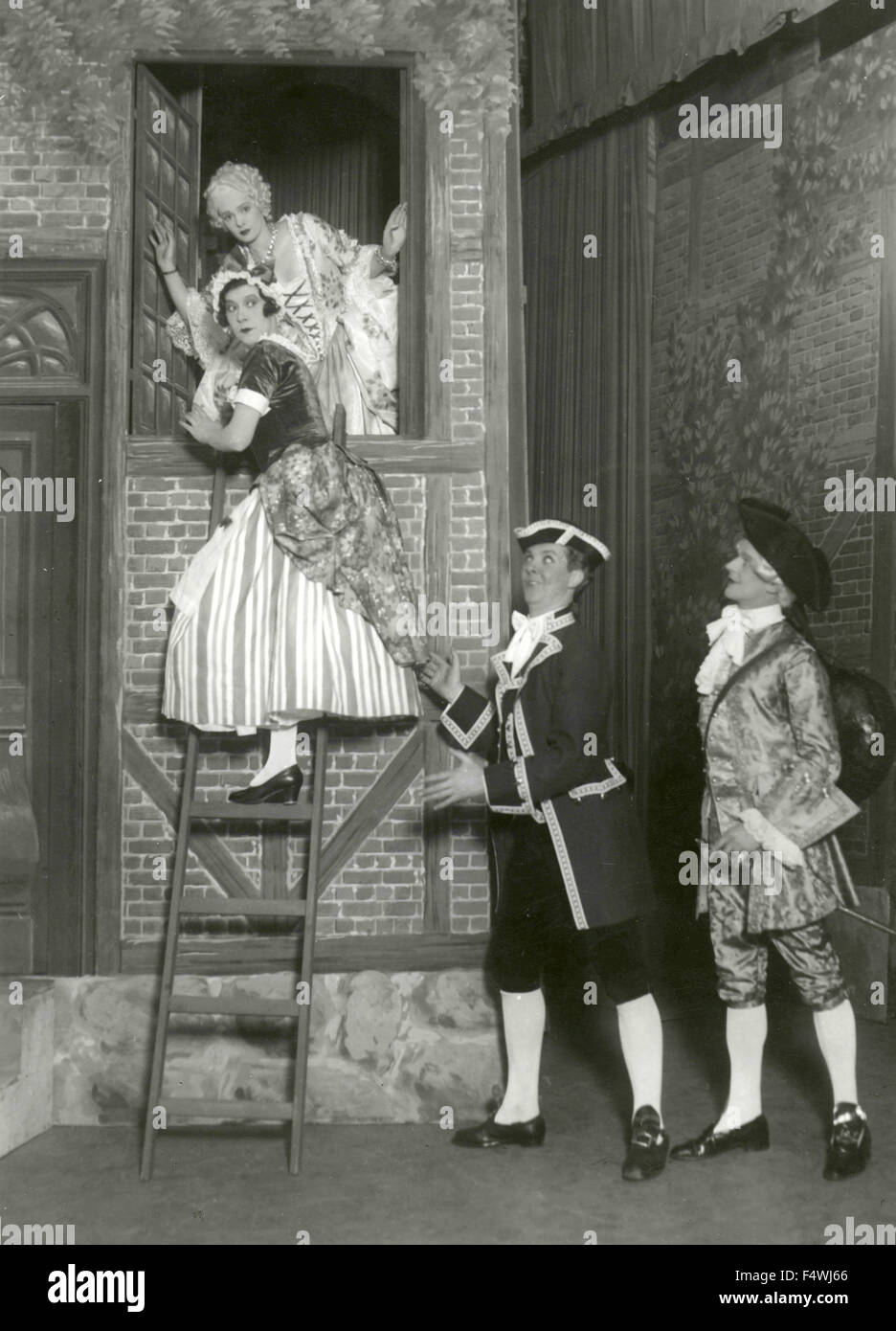 Teatral, con vestidos de los años 1700. Foto de stock