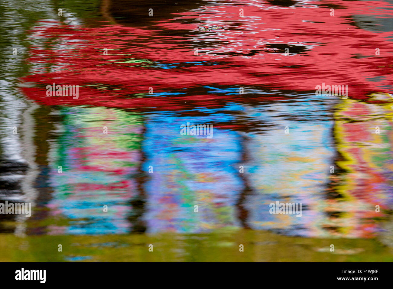 Coloridos reflejos en el agua, colorido, rojo, azul, abstracto, vibrante, ainbow, Caleidoscopio, antecedentes Foto de stock