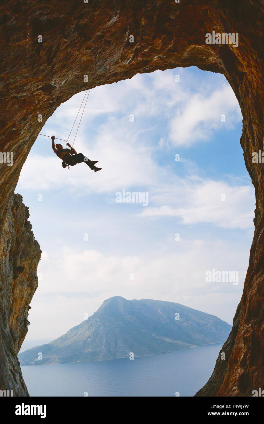 Grecia, Dodecaneso, Kalymnos, montañismo colgando de arco natural Foto de stock