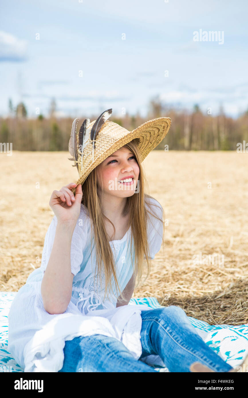 Finlandia, Keski-Suomi, Aanekoski, Retrato de niña (12-13) en el sombrero de paja Foto de stock
