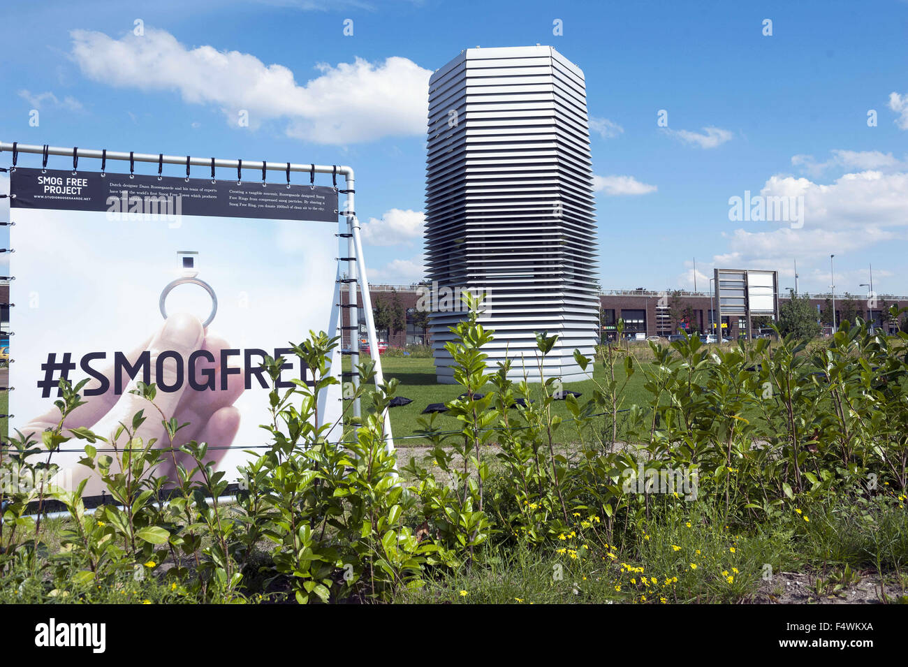 El 10 de septiembre, 2015 - Rotterdam, Países Bajos, Holanda - El famoso  diseñador internacional holandés Daan Roosegaarde lanzó su proyecto libre  Smog en Rotterdam, Países Bajos. El proyecto crea libre smog